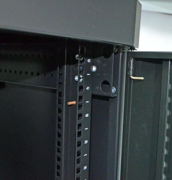 Шафа 19" 33U, 610х1055 мм (Ш*Г) перфоровані двері (66%) — изображение 6