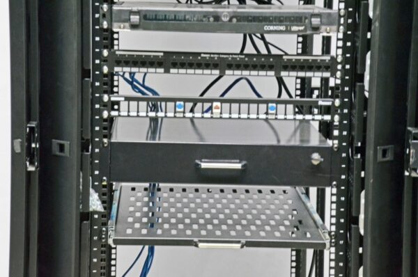 Бічний організатор кабелю з кришкою, для шаф MGSE 45U, чорний. - Зображення 8