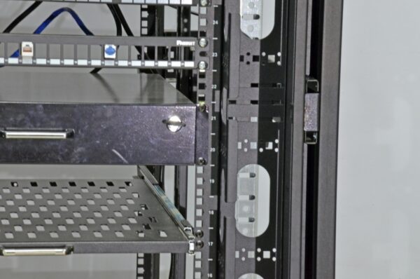 Бічний організатор кабелю з кришкою, для шаф MGSE 45U, чорний. - Зображення 10