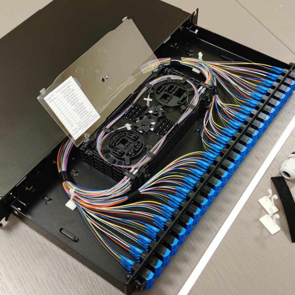 ВО патч-панель LAN1 з 48xLC Duplex адапт., 96 пігтейлів, сплайс-касетами MFT, SMF-28Ultra, SM, 1U, чорна, Corning - Зображення 3