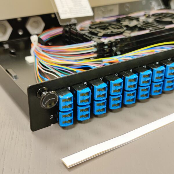 ВО патч-панель LAN1 з 48xLC Duplex адапт., 96 пігтейлів, сплайс-касетами MFT, SMF-28Ultra, SM, 1U, чорна, Corning - Зображення 4