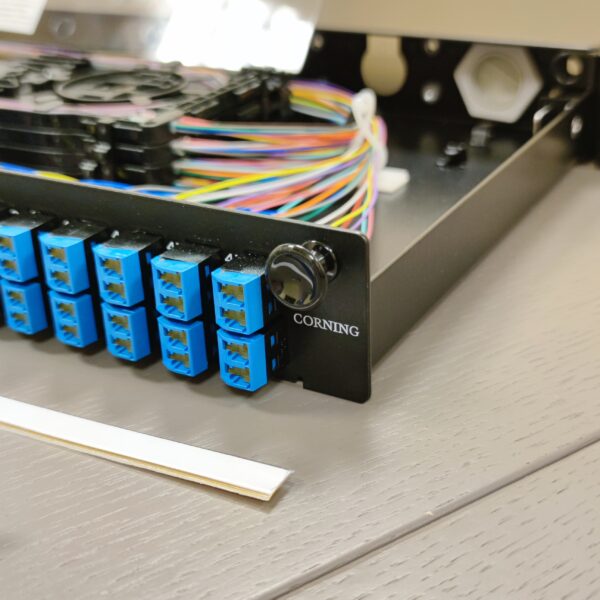 ВО патч-панель LAN1 з 48xLC Duplex адапт., 96 пігтейлів, сплайс-касетами MFT, SMF-28Ultra, SM, 1U, чорна, Corning - Зображення 5