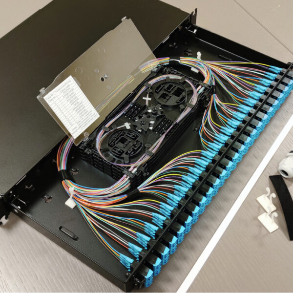 Патч-панель оптична висувна, 48xLC Duplex адаптерів OM3/ОМ4 та 96 пігтейлів, сплайс-касети MFT, MM, 1U, чорна, Corning - Зображення 2