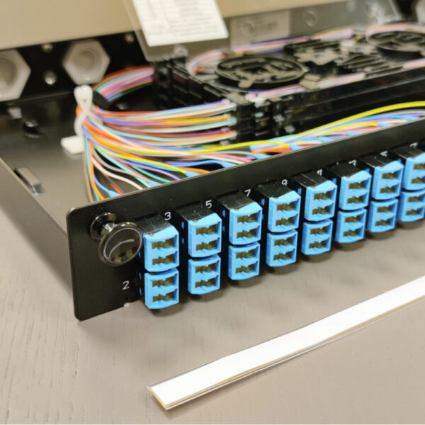 Патч-панель оптична висувна, 48xLC Duplex адаптерів OM3/ОМ4 та 96 пігтейлів, сплайс-касети MFT, MM, 1U, чорна, Corning - Зображення 3