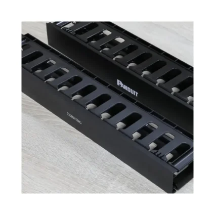 Організатор патчкордів з кришкою 19", 1U, Everon®,чорний, Corning